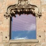 Barcelona.- Casa de l'Ardiaca, forma un conjunt amb la casa del Degà. Finestres del S. XVI procedents d'altres edificacions (11/2014)