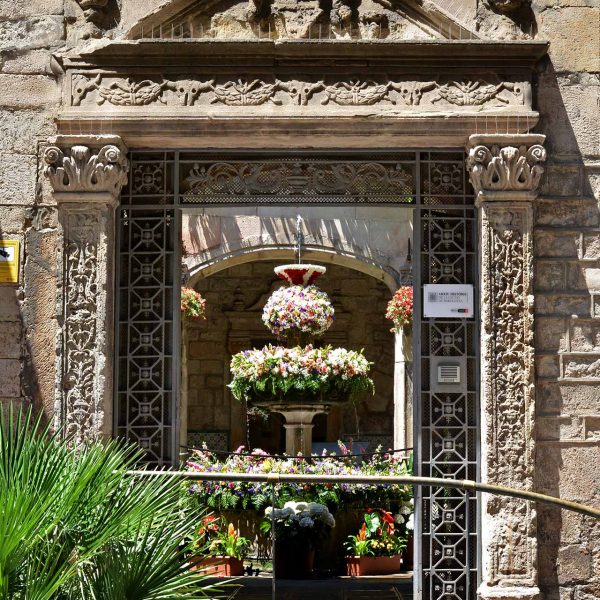 Barcelona.- Casa de l'Ardiaca, forma un conjunt amb la casa del Degà. Portal d'entrada d'estil renaixentista, S. XVI (4/2015)
