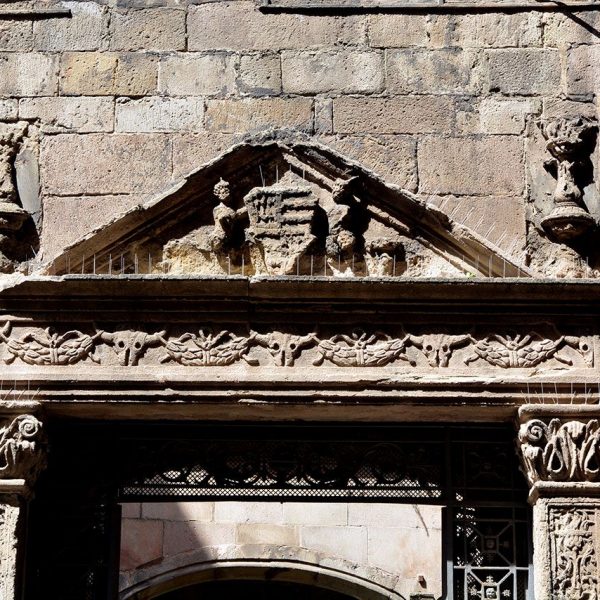 Barcelona.- Casa de l'Ardiaca, forma un conjunt amb la casa del Degà. Portal d'entrada d'estil renaixentista, S. XVI (4/2015)