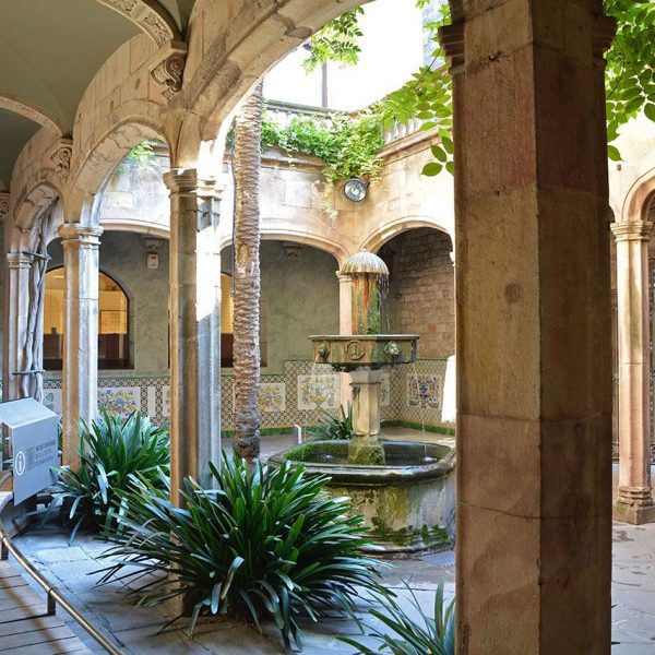 Barcelona.- Casa de l'Ardiaca, forma un conjunt amb la casa del Degà organitzat al voltant del pati interior de concepció gòtica (11/2014)