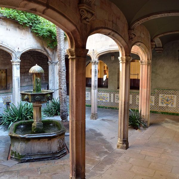 Barcelona.- Casa de l'Ardiaca, forma un conjunt amb la casa del Degà organitzat al voltant del pati interior de concepció gòtica (11/2014)