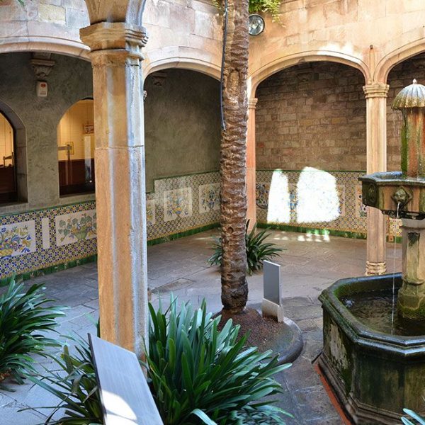 Barcelona.- Casa de l'Ardiaca, forma un conjunt amb la casa del Degà organitzat al voltant del pati interior de concepció gòtica (11/2014)