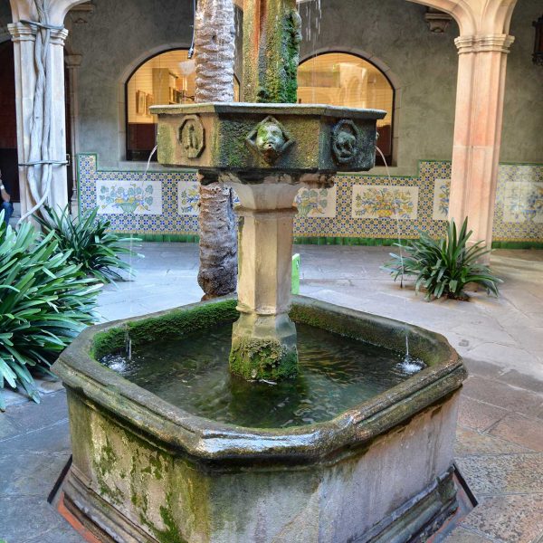 Barcelona.- Casa de l'Ardiaca, forma un conjunt amb la casa del Degà - Brollador del pati interior de concepció gòtica (11/2014)