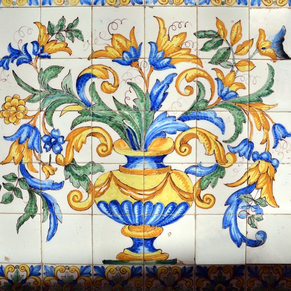 Barcelona.- Casa de l'Ardiaca, forma un conjunt amb la casa del Degà - Detall d'un dels plafons de ceràmica que envolten el pati (11/2014)