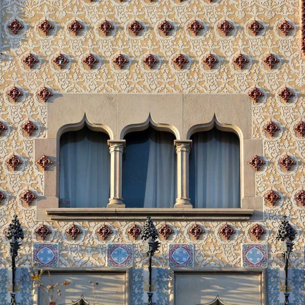 Barcelona.- Casa Amatller de Josep Puig i Cadafalch del 1900, adaptada a l'arquitectura nòrdica amb treballs de esgrafiats o ceràmica (1/2015)