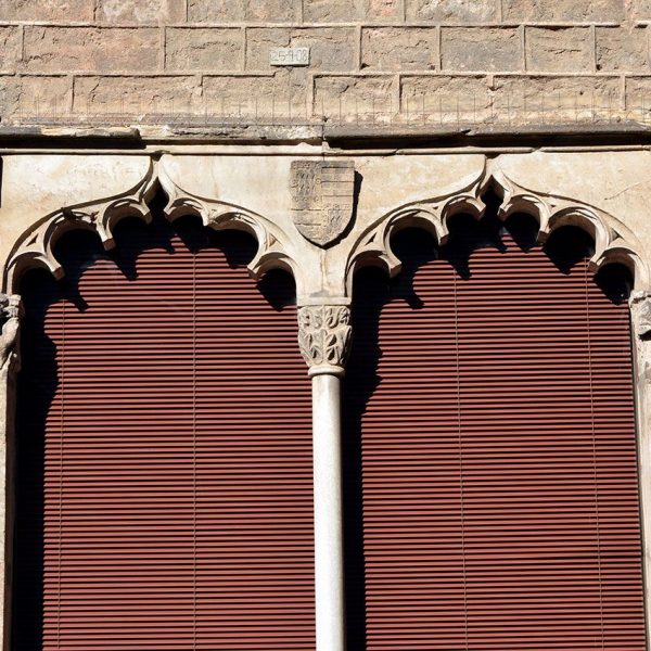 Barcelona.- Casa del Degà. Una de les finestres gòtiques del S. XVI procedents d'altres edificacions (11/2014)