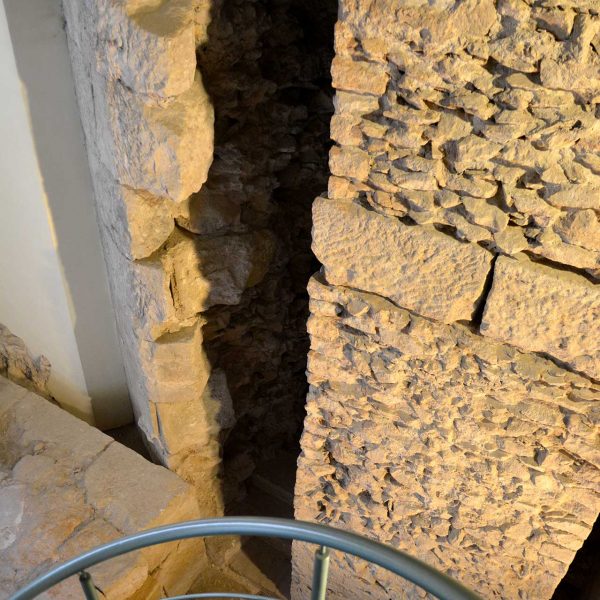 Barcelona.- Casa de l'Ardiaca, construïda sobre la muralla romana, te l'nici d'un aqüeducte i altres elements romans - Vista de la muralla (11/2014)