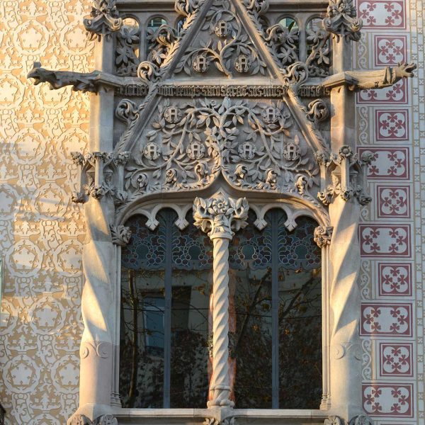 Barcelona.- Casa Amatller de Josep Puig i Cadafalch del 1900, adaptada a l'arquitectura nòrdica amb treballs de esgrafiats o ceràmica (1/2015)