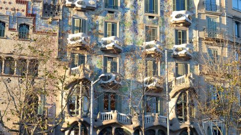 Barcelona.- Casa Batlló remodelada per Antoni Gaudí entre 1905/1907 sobre una edificació anterior. La façana i l'escala van ser de nova construcció. (1/2015)