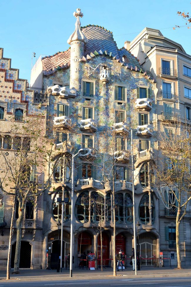 Barcelona.- Casa Batlló remodelada per Antoni Gaudí entre 1905/1907 sobre una edificació anterior. La façana i l'escala van ser de nova construcció. (1/2015)
