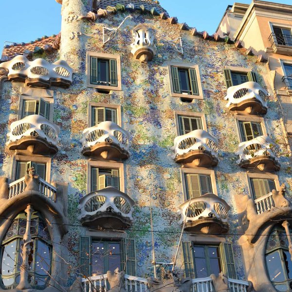 Barcelona.- Casa Batlló remodelada per Antoni Gaudí entre 1905/1907 sobre una edificació anterior. La façana i l'escala van ser de nova construcció. (1/2015)