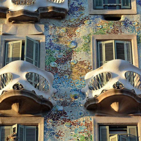 Barcelona.- Casa Batlló remodelada per Antoni Gaudí entre 1905/1907 sobre una edificació anterior. La façana i l'escala van ser de nova construcció. (1/2015)
