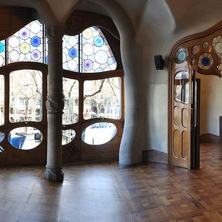 Barcelona.- Casa Batlló remodelada per Antoni Gaudí entre 1905/1907 sobre una edificació anterior. Sala principal (1/2015)