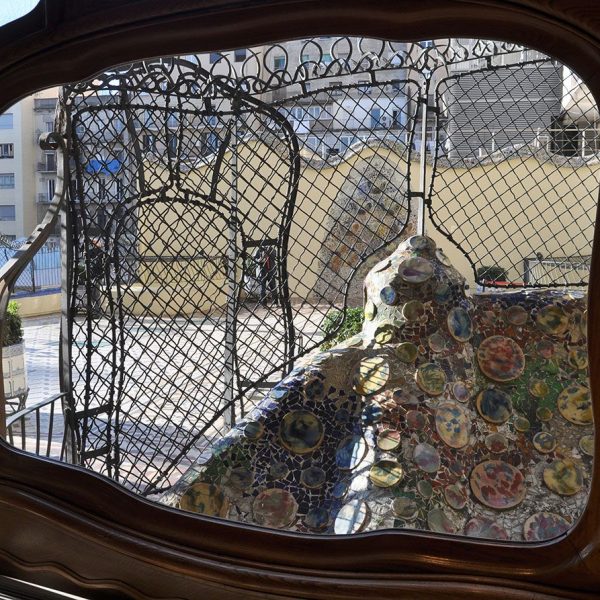 Barcelona.- Casa Batlló remodelada per Antoni Gaudí entre 1905/1907 sobre una edificació anterior. Vista del pati des de la sala principal (1/2015)