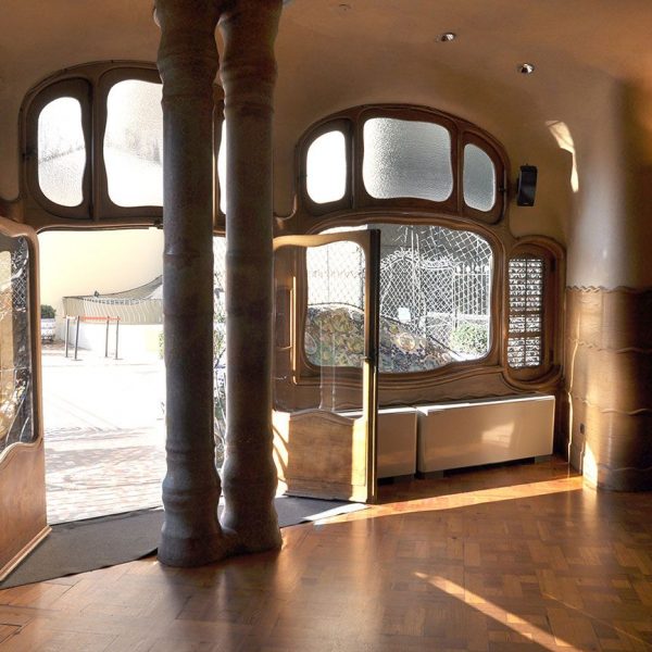 Barcelona.- Casa Batlló remodelada per Antoni Gaudí entre 1905/1907 sobre una edificació anterior. Porta de sortida al pati (1/2015)