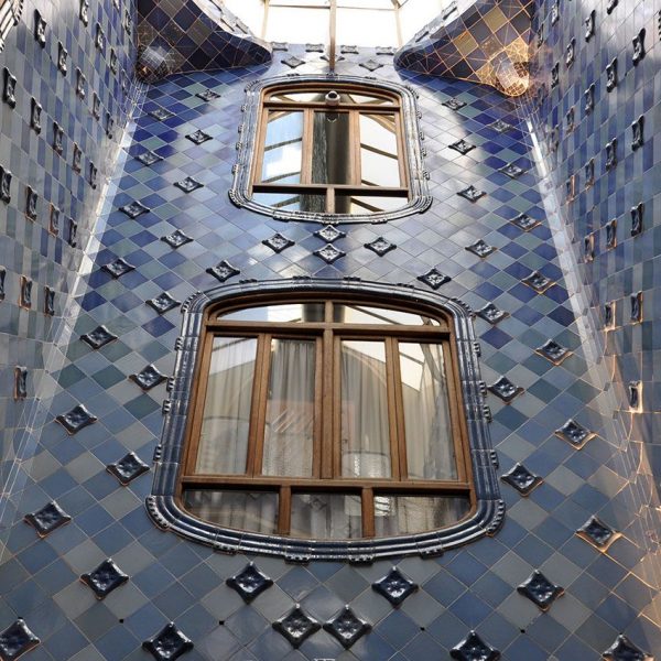 Barcelona.- Casa Batlló remodelada per Antoni Gaudí entre 1905/1907 sobre una edificació anterior. Pati de llums (1/2015)