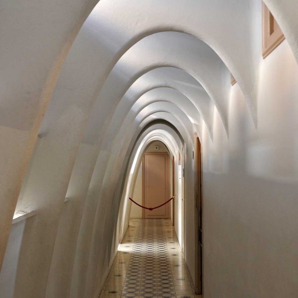 Barcelona.- Casa Batlló remodelada per Antoni Gaudí entre 1905/1907 sobre una edificació anterior. Passadís interior (1/2015)