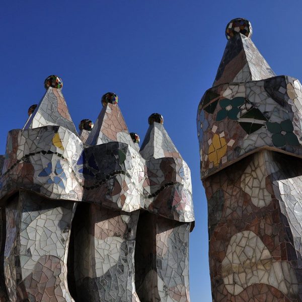 Barcelona.- Casa Batlló remodelada per Antoni Gaudí entre 1905/1907. El terrat compta amb 27 xemeneies i el trencadís es creu obra de Josep Mª Jujol (1/2015)