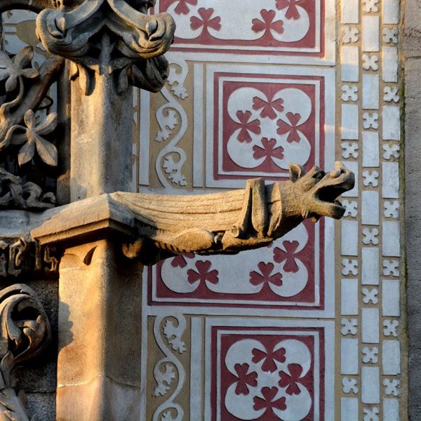 Barcelona.- Casa Amatller de Josep Puig i Cadafalch del 1900, adaptada a l'arquitectura nòrdica amb treballs de esgrafiats o ceràmica (1/2015)