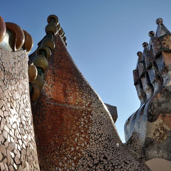 Barcelona.- Casa Batlló remodelada per Antoni Gaudí entre 1905/1907. El terrat compta amb 27 xemeneies i el trencadís es creu obra de Josep Mª Jujol (1/2015)