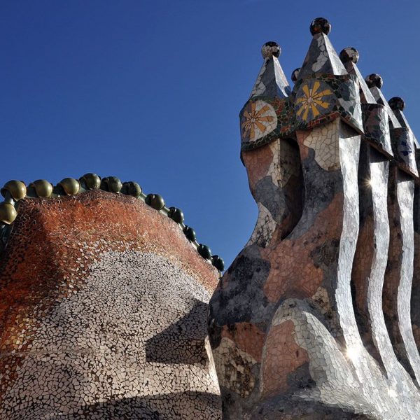 Barcelona.- Casa Batlló remodelada per Antoni Gaudí entre 1905/1907. El terrat compta amb 27 xemeneies i el trencadís es creu obra de Josep Mª Jujol (1/2015)