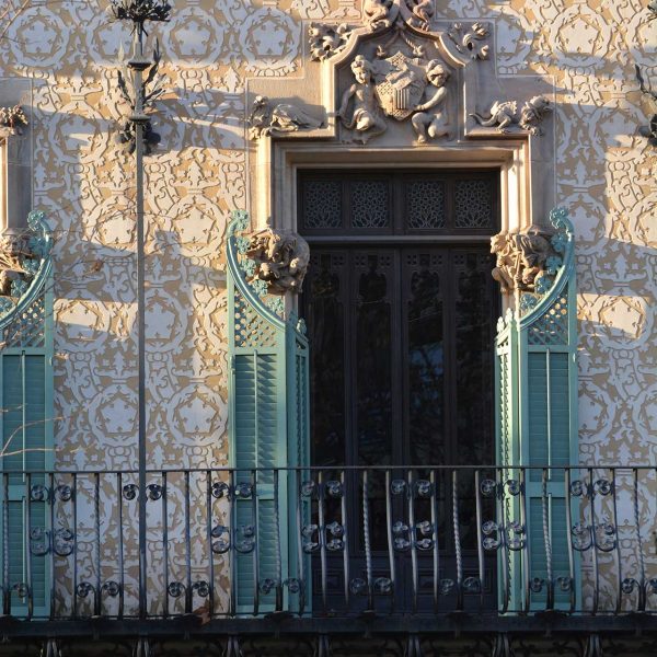 Barcelona.- Casa Amatller de Josep Puig i Cadafalch del 1900, adaptada a l'arquitectura nòrdica amb treballs de esgrafiats o ceràmica (1/2015)