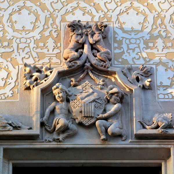 Barcelona.- Casa Amatller de Josep Puig i Cadafalch del 1900, adaptada a l'arquitectura nòrdica amb treballs de esgrafiats o ceràmica (1/2015)