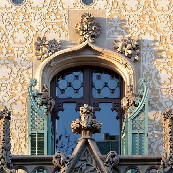 Barcelona.- Casa Amatller de Josep Puig i Cadafalch del 1900, adaptada a l'arquitectura nòrdica amb treballs de esgrafiats o ceràmica (1/2015)