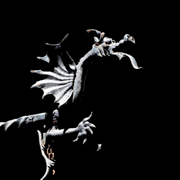 Barcelona.- Els 4 Gats, de l'arquitecte Puig i Cadafalch del 1900 - Vista del braç d'un dels fanals de ferro forjat de l'establiment (6/2017)