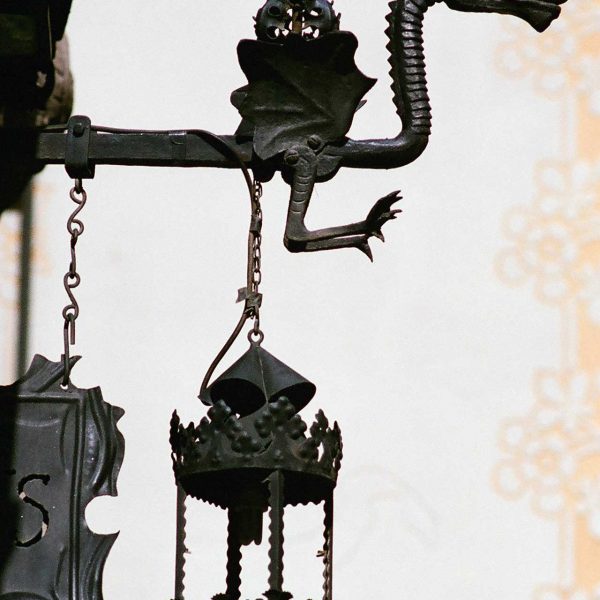 Barcelona.- Els 4 Gats, de l'arquitecte Puig i Cadafalch del 1900 - Vista d'un dels fanals de ferro forjat de l'establiment (6/2017)