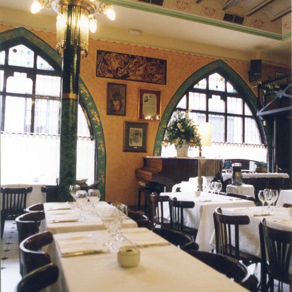 Barcelona.- Els 4 Gats, de l'arquitecte Puig i Cadafalch del 1900 - Interior dels salons de l'establiment (8/2005)