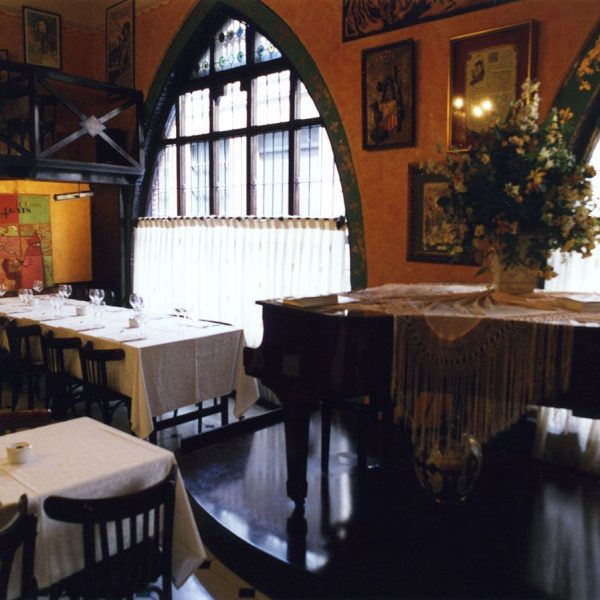 Barcelona.- Els 4 Gats, de l'arquitecte Puig i Cadafalch del 1900 - Interior dels salons de l'establiment (8/2005)