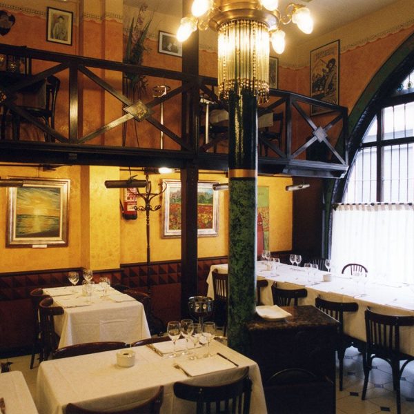 Barcelona.- Els 4 Gats, de l'arquitecte Puig i Cadafalch del 1900 - Interior dels salons de l'establiment (8/2005)