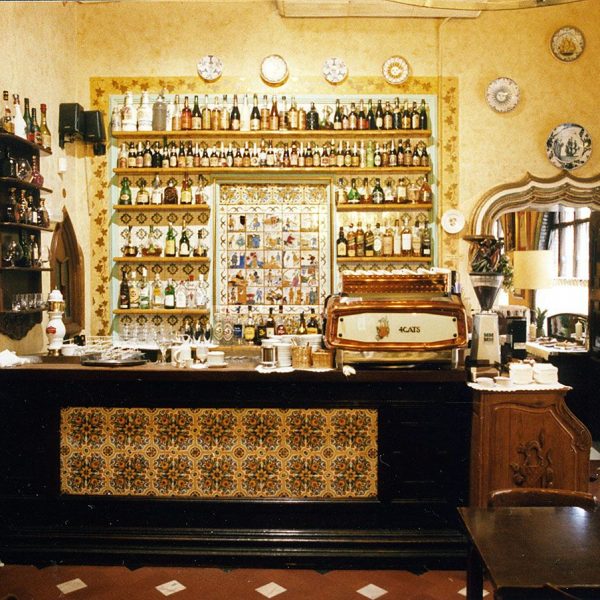 Barcelona.- Els 4 Gats, de l'arquitecte Puig i Cadafalch del 1900 - Interior dels salons de l'establiment (8/2005)