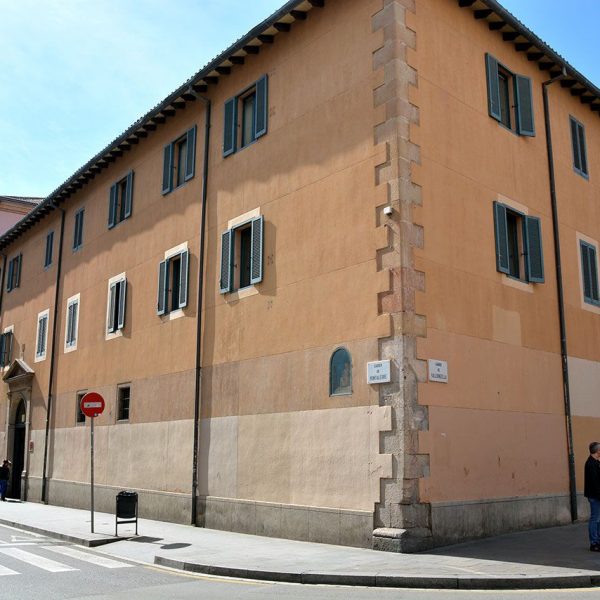 Barcelona.- Casa de la Caritat instal·lada l'any 1772 a l'antic Seminari Conciliar del S. XVIII. Al fons s'articula la façana del Museu de Cultura Contemporània de Barcelona (MCCB) (3/2015)