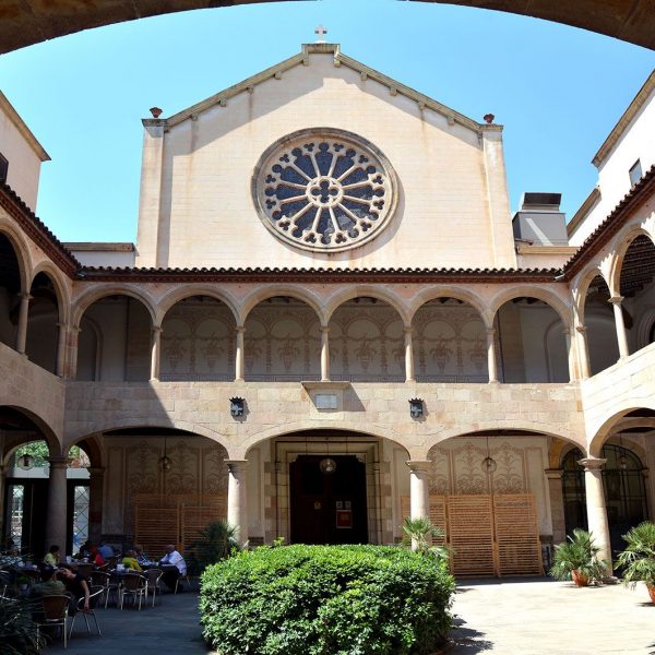 Barcelona.- Casa de la Caritat instal·lada l'any 1772 a l'antic Seminari Conciliar del S. XVIII. Claustre barroc i església de Sta. Mª de Montalegre, S. XX (6/2015)