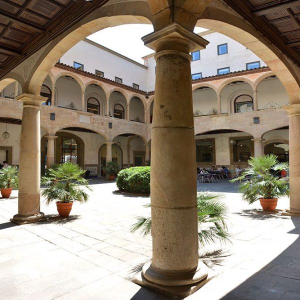 Barcelona.- Casa de la Caritat instal·lada l'any 1772 a l'antic Seminari Conciliar del S. XVIII. Claustre barroc des de la galeria de l'església (6/2015)