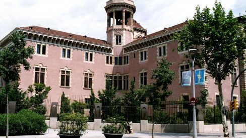 Barcelona.- Seminari Conciliar, d'estil historicista/neoromànic ocupa tota una illa de l'eixample i es obra d'Elies Rogent. Es va aixecar entre 1878/1888 (6/2005)