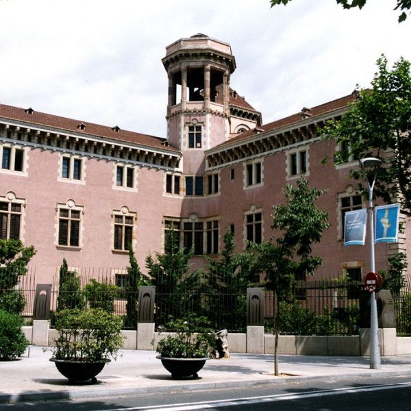 Barcelona.- Seminari Conciliar, d'estil historicista/neoromànic ocupa tota una illa de l'eixample i es obra d'Elies Rogent. Es va aixecar entre 1878/1888 (6/2005)