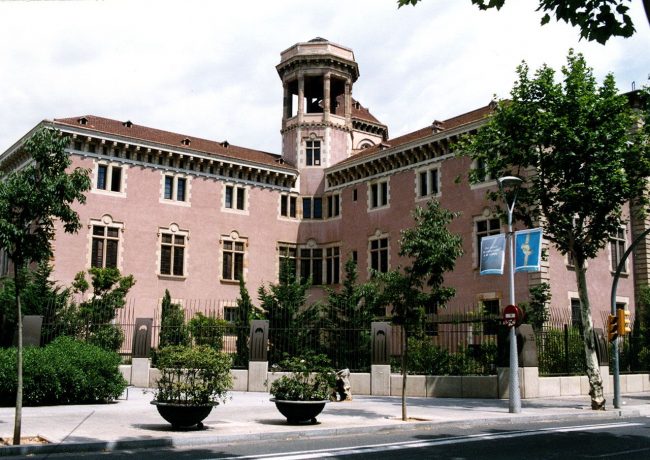 Barcelona.- Seminari Conciliar, d'estil historicista/neoromànic ocupa tota una illa de l'eixample i es obra d'Elies Rogent. Es va aixecar entre 1878/1888 (6/2005)