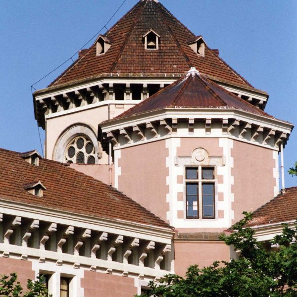 Barcelona.- Seminari Conciliar, d'estil historicista/neoromànic ocupa tota una illa de l'eixample i es obra d'Elies Rogent. Es va aixecar entre 1878/1888 (6/2005)