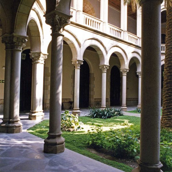 Barcelona.- Seminari Conciliar, obra d'Elies Rogent que es va aixecar entre 1878/1888. Compta amb dos claustres Aqui veiem el Major (6/2005)