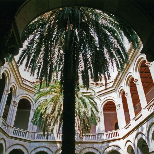 Barcelona.- Seminari Conciliar, obra d'Elies Rogent que es va aixecar entre 1878/1888. Compta amb dos claustres Aqui veiem el Major (6/2005)