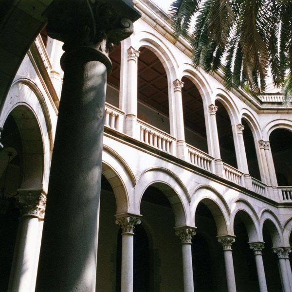 Barcelona.- Seminari Conciliar, obra d'Elies Rogent que es va aixecar entre 1878/1888. Compta amb dos claustres Aqui veiem el Major (6/2005)