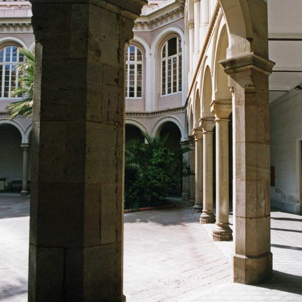 Barcelona.- Seminari Conciliar, obra d'Elies Rogent que es va aixecar entre 1878/1888. Compta amb dos claustres Aqui veiem el Menor (6/2005)