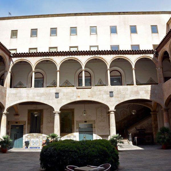 Barcelona.- Casa de la Caritat instal·lada l'any 1772 a l'antic Seminari Conciliar del S. XVIII. Claustre barroc (6/2015)