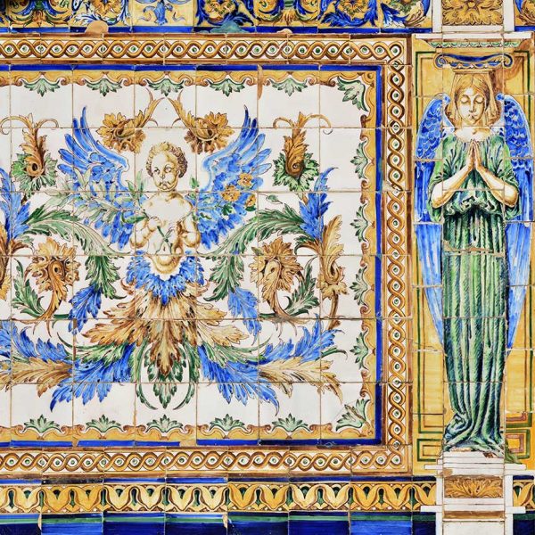 Barcelona.- Casa de la Caritat instal·lada l'any 1772 a l'antic Seminari Conciliar del S. XVIII. Plafons de ceràmica a manera d'arrimadors del pati (3/2015)