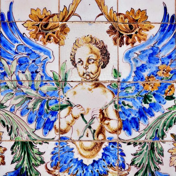 Barcelona.- Casa de la Caritat instal·lada l'any 1772 a l'antic Seminari Conciliar del S. XVIII. Plafons de ceràmica a manera d'arrimadors del pati (3/2015)