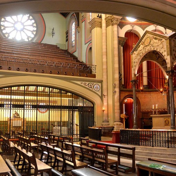 Barcelona.- Casa de la Caritat instal·lada l'any 1772. Església historicista del S. XX de Sta. Maria de Montalegre (3/2015)
