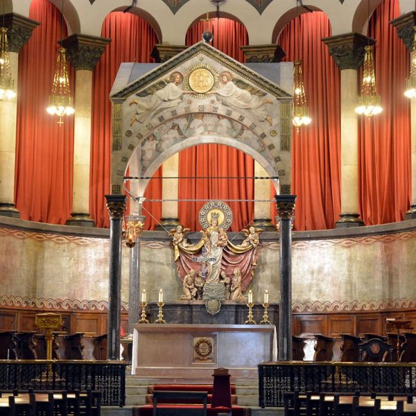 Barcelona.- Casa de la Caritat instal·lada l'any 1772. Església historicista del S. XX de Sta. Maria de Montalegre. Vista del presbiteri (3/2015)